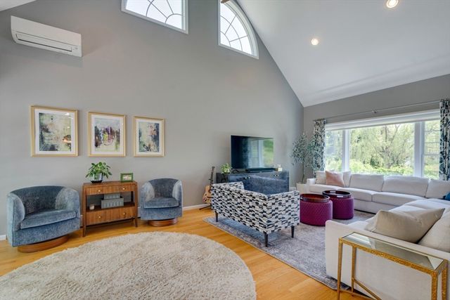 3 Paris Way, Woburn, MA 01801