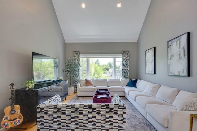 3 Paris Way, Woburn, MA 01801