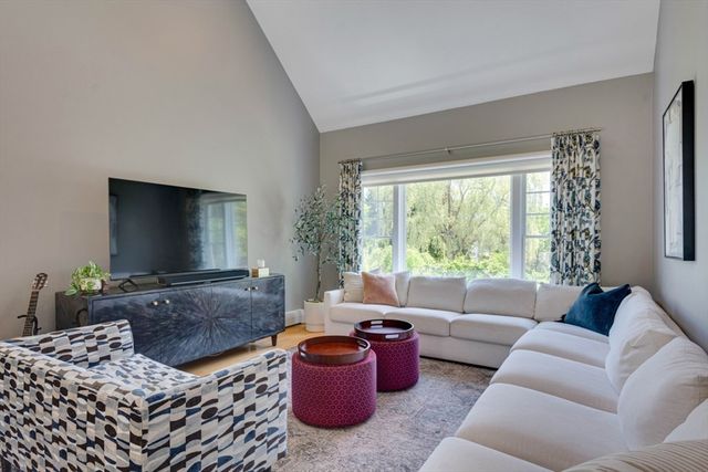 3 Paris Way, Woburn, MA 01801