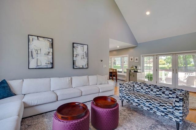 3 Paris Way, Woburn, MA 01801
