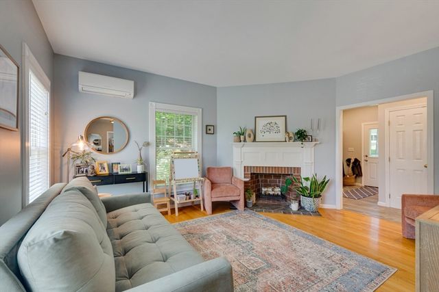 3 Paris Way, Woburn, MA 01801