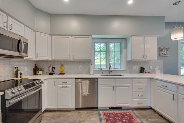 3 Paris Way, Woburn, MA 01801
