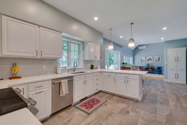 3 Paris Way, Woburn, MA 01801