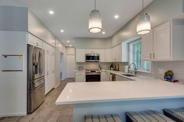 3 Paris Way, Woburn, MA 01801