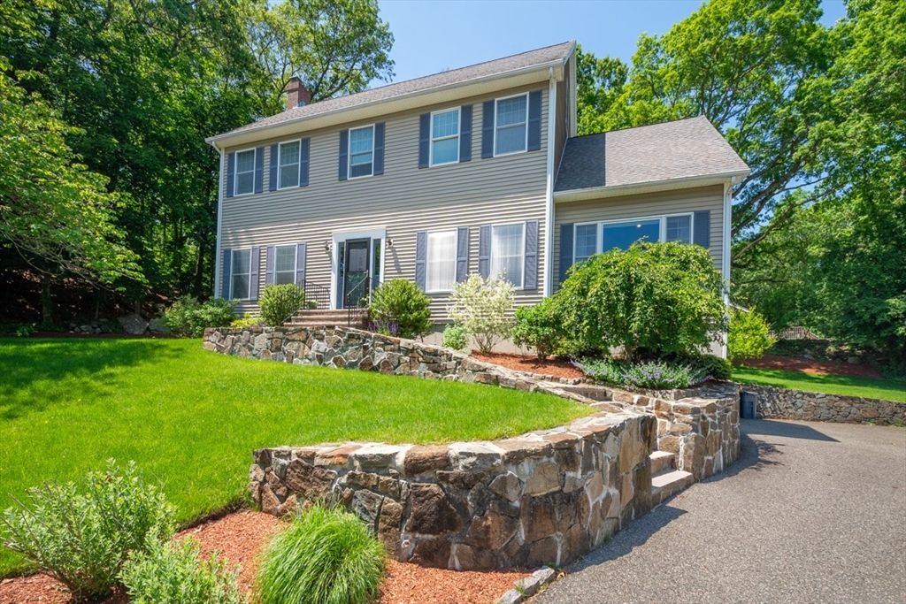 3 Paris Way, Woburn, MA 01801
