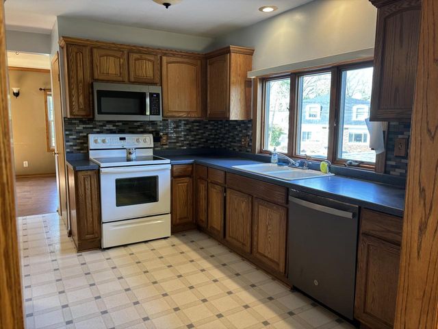 646 Summit AVENUE, Oconomowoc, WI 53066
