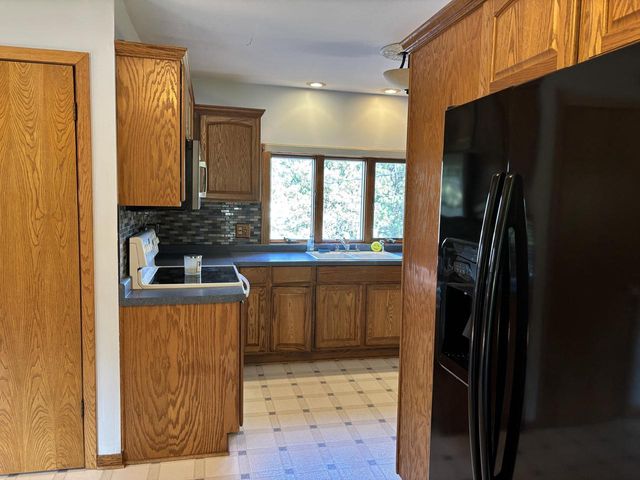 646 Summit AVENUE, Oconomowoc, WI 53066