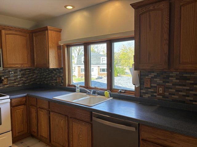 646 Summit AVENUE, Oconomowoc, WI 53066