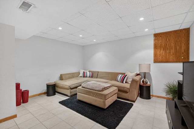 1070 50th Street 14A, West Des Moines, IA 50266