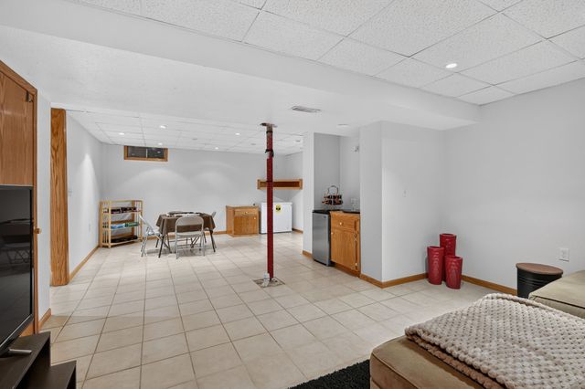 1070 50th Street 14A, West Des Moines, IA 50266
