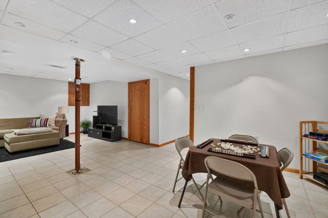 1070 50th Street 14A, West Des Moines, IA 50266