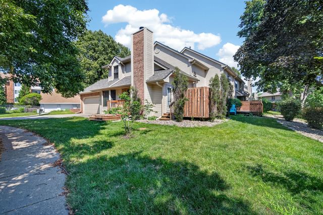 1070 50th Street 14A, West Des Moines, IA 50266