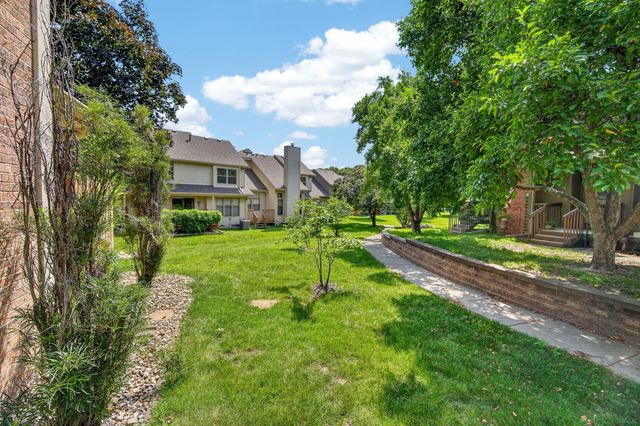 1070 50th Street 14A, West Des Moines, IA 50266