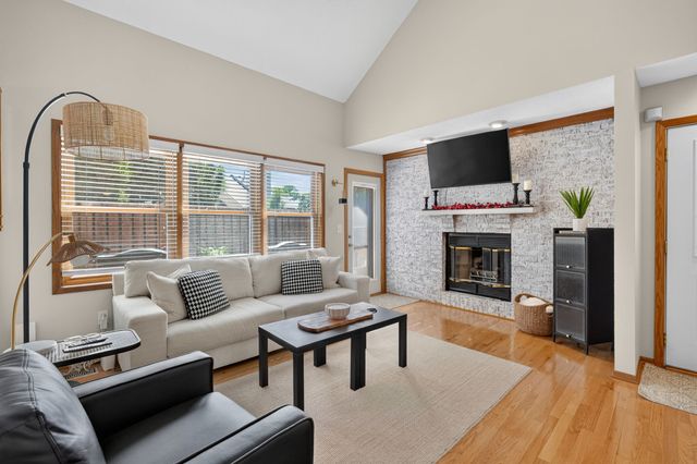 1070 50th Street 14A, West Des Moines, IA 50266