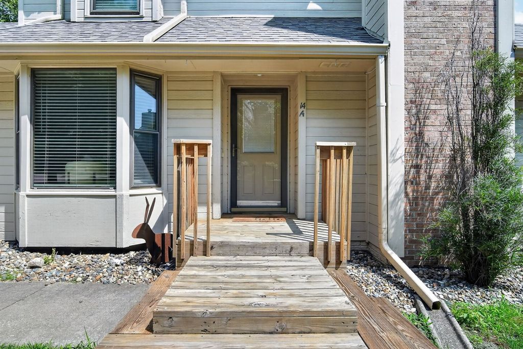 1070 50th Street 14A, West Des Moines, IA 50266