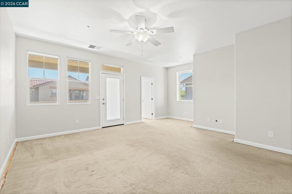 Image 13 of property listing at 915 Oxford Ln, Brentwood, CA 94513