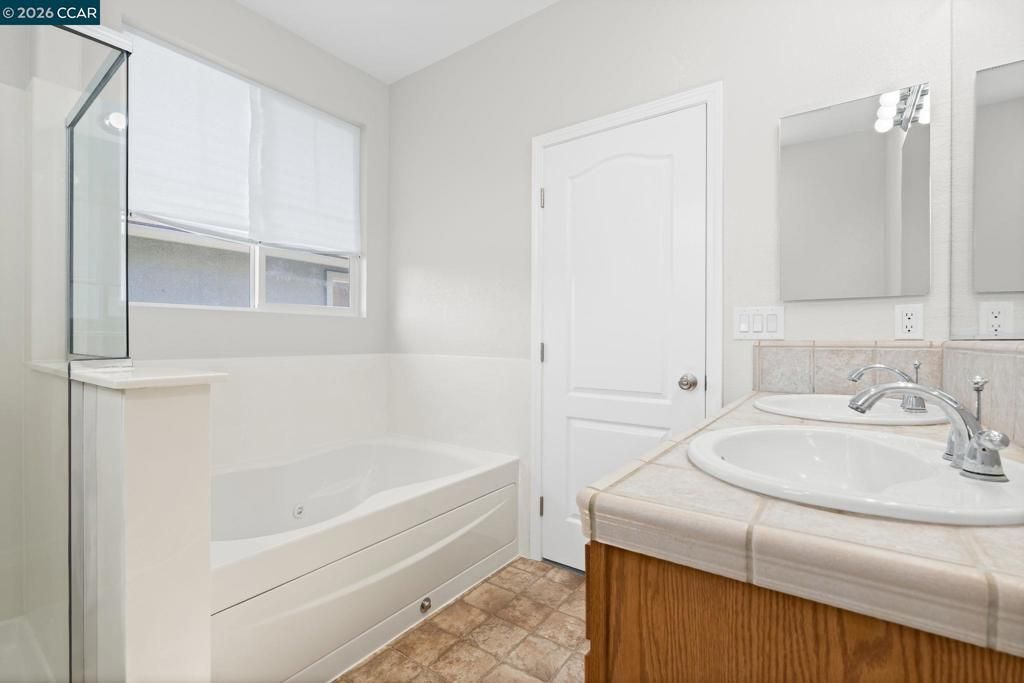 Image 14 of property listing at 915 Oxford Ln, Brentwood, CA 94513