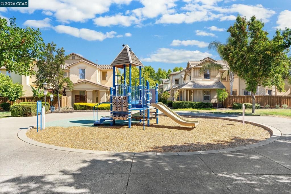 Image 21 of property listing at 915 Oxford Ln, Brentwood, CA 94513