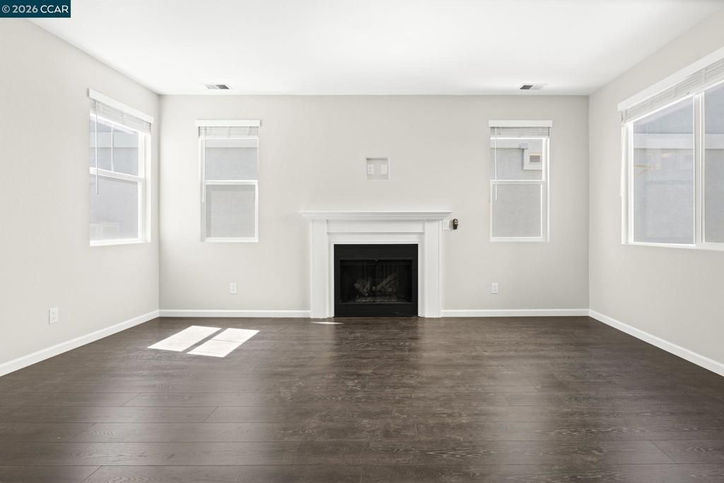 Image 3 of property listing at 915 Oxford Ln, Brentwood, CA 94513