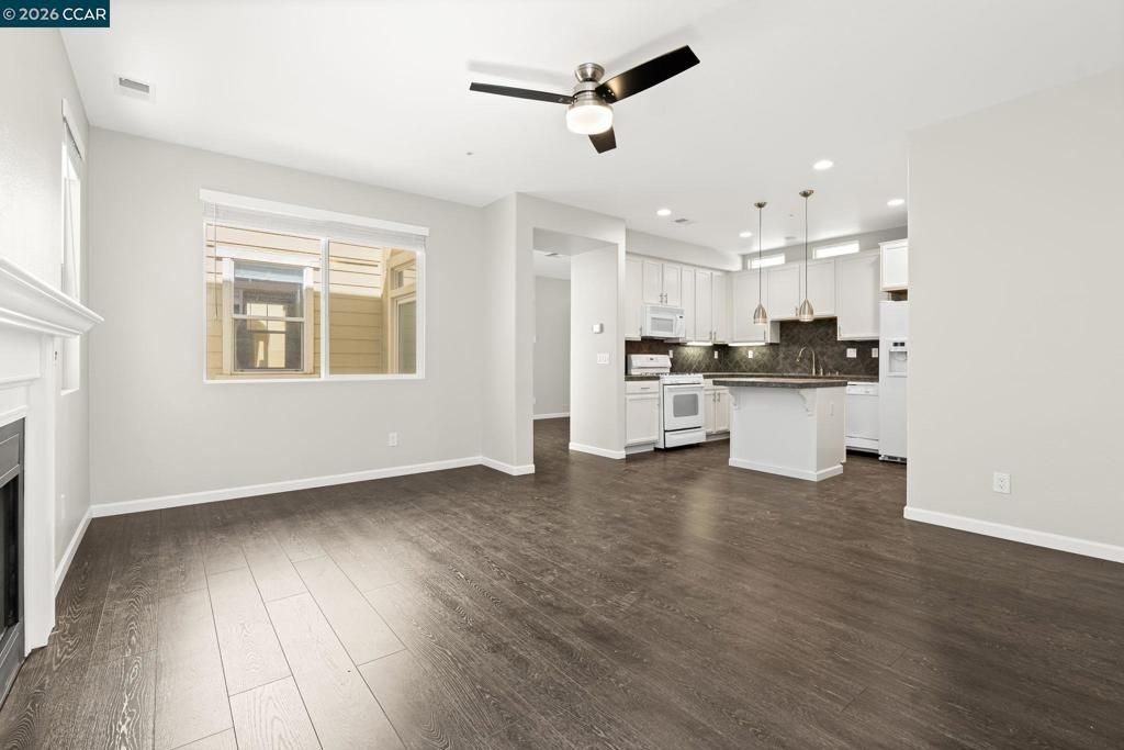 Image 8 of property listing at 915 Oxford Ln, Brentwood, CA 94513