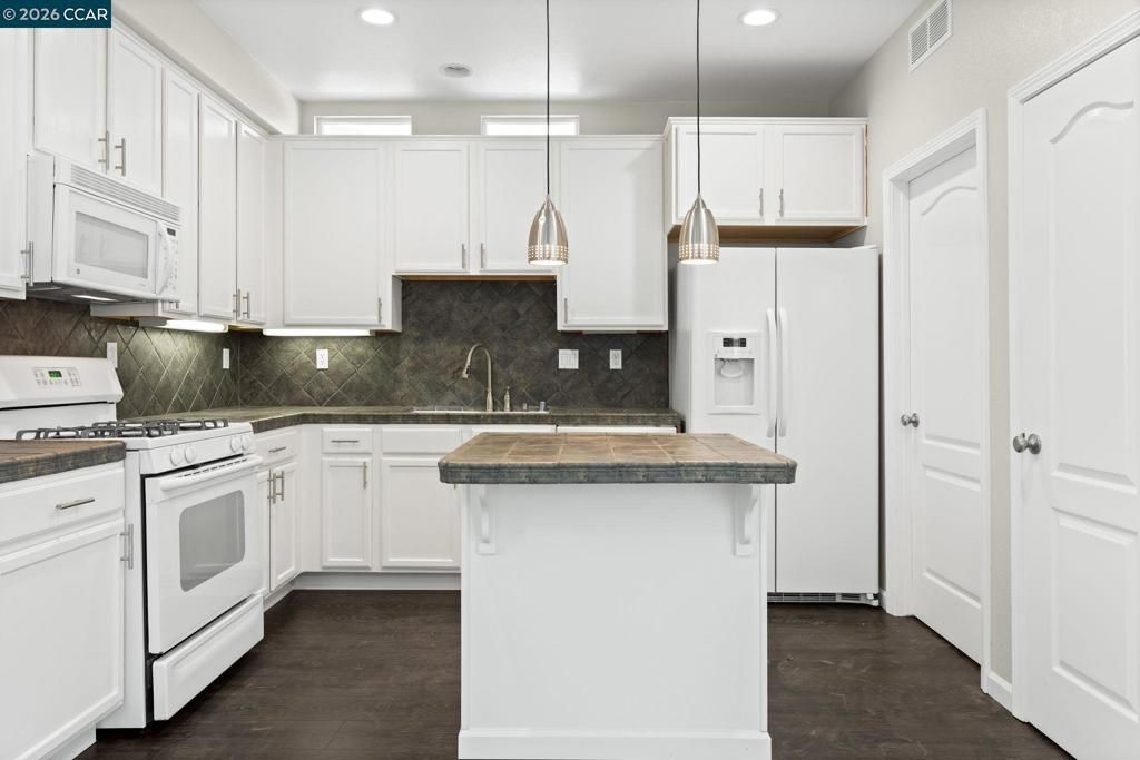 Image 9 of property listing at 915 Oxford Ln, Brentwood, CA 94513