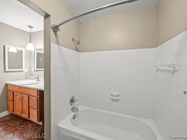 4905 Crooks Road A5, Royal Oak, MI 48073