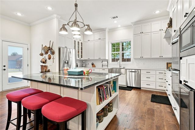 2806 S Creekside Drive, Rogers, AR 72758