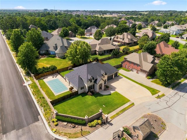 2806 S Creekside Drive, Rogers, AR 72758