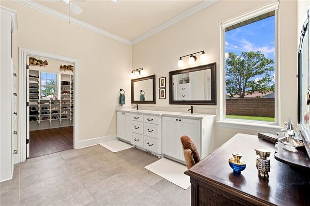 2806 S Creekside Drive, Rogers, AR 72758