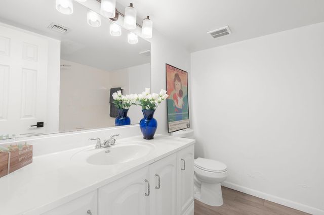 3053 N Oakland Forest Drive 102, Oakland Park, FL 33309