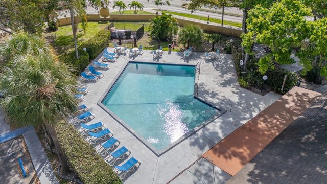 3053 N Oakland Forest Drive 102, Oakland Park, FL 33309