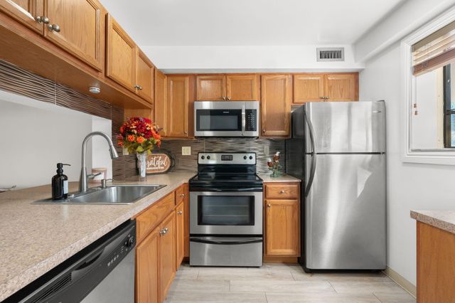 3053 N Oakland Forest Drive 102, Oakland Park, FL 33309