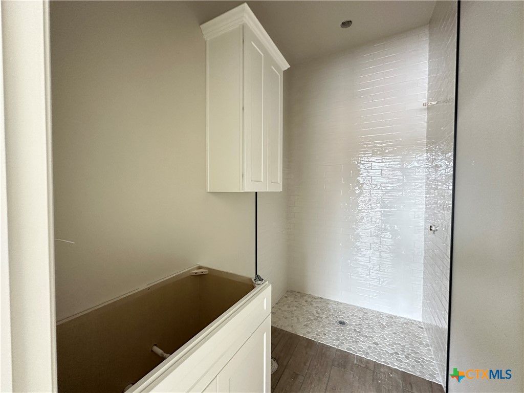 Image 9 of property listing at 643 Bald Eagle Loop, Salado, TX 76571