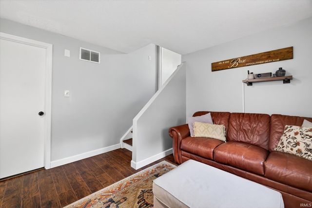 705 N Hanover Glen, Ellettsville, IN 47429