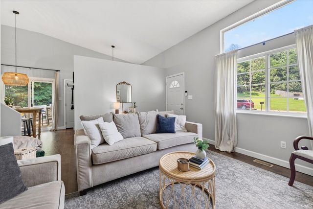 705 N Hanover Glen, Ellettsville, IN 47429