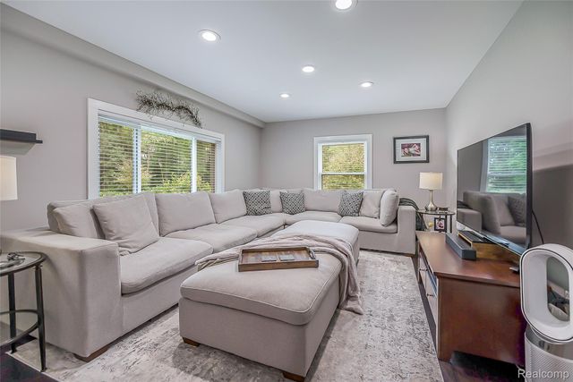 9137 Maltby Road, Green Oak Township, MI 48116