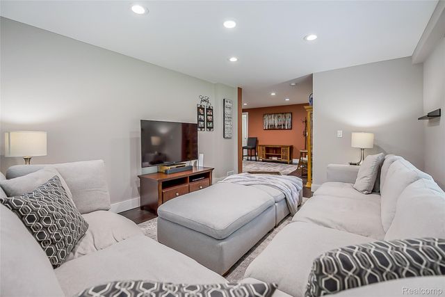 9137 Maltby Road, Green Oak Township, MI 48116