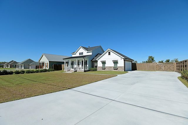 126 St George, Schriever, LA 70395