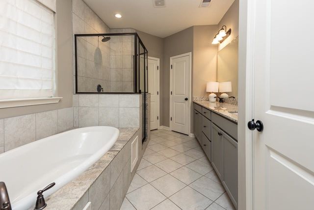 300 CHEROKEE CIR, Oakland, TN 38060