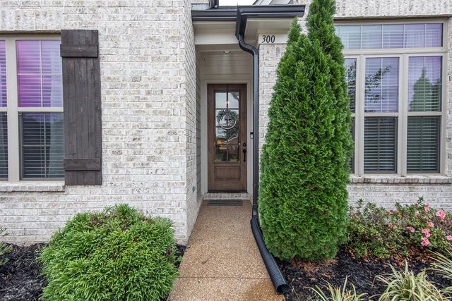 300 CHEROKEE CIR, Oakland, TN 38060