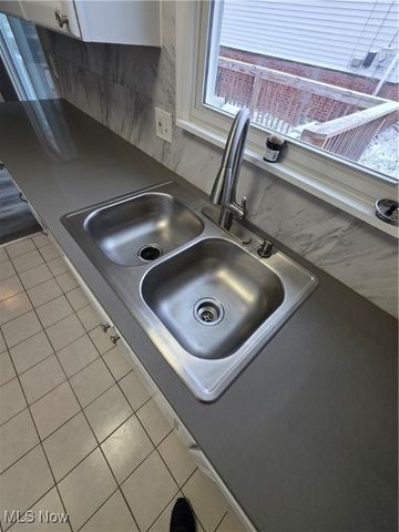 860 Jamestown Avenue, Elyria, OH 44035