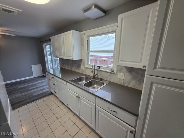 860 Jamestown Avenue, Elyria, OH 44035