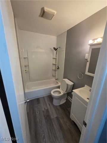 860 Jamestown Avenue, Elyria, OH 44035