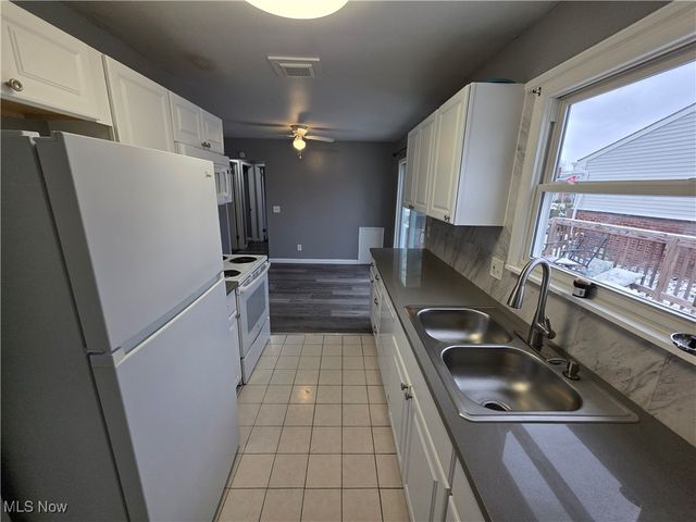 860 Jamestown Avenue, Elyria, OH 44035