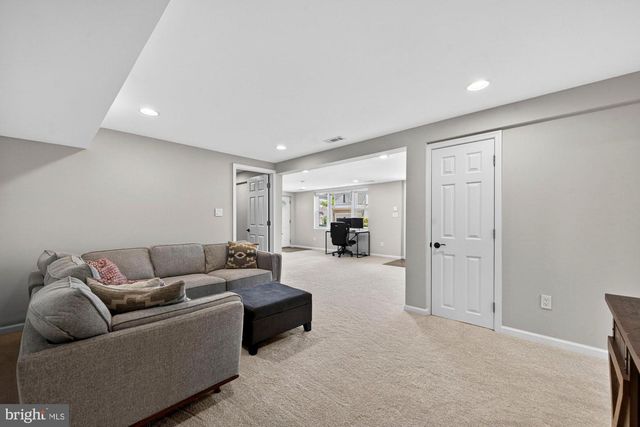 1109 HILLCREST DR SW, Vienna, VA 22180