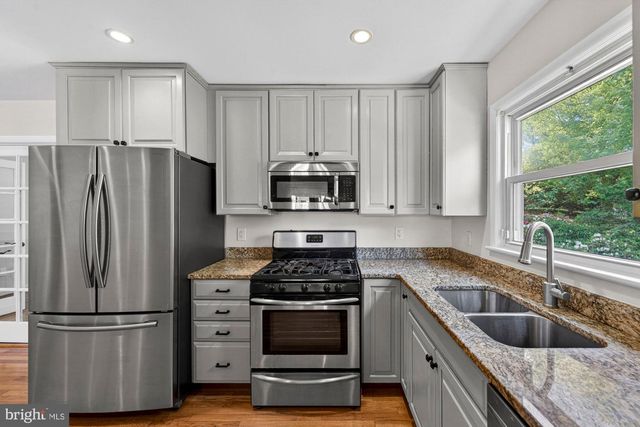 1109 HILLCREST DR SW, Vienna, VA 22180