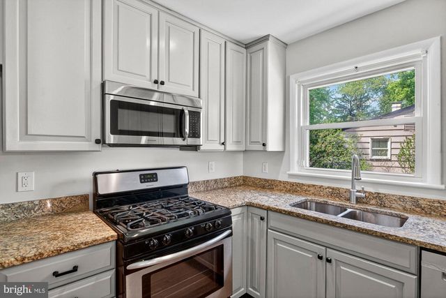 1109 HILLCREST DR SW, Vienna, VA 22180