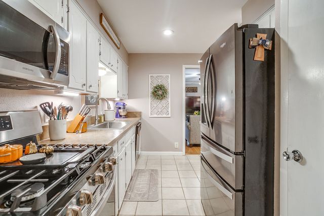 312 Gardenia Court, Burleson, TX 76028