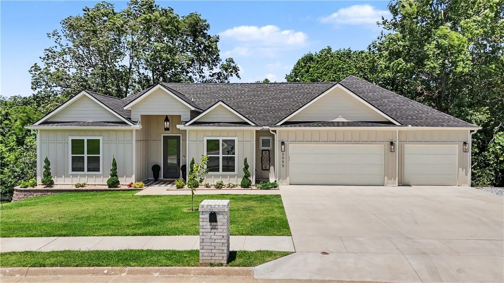 2055 Collins Drive, Pea Ridge, AR 72751