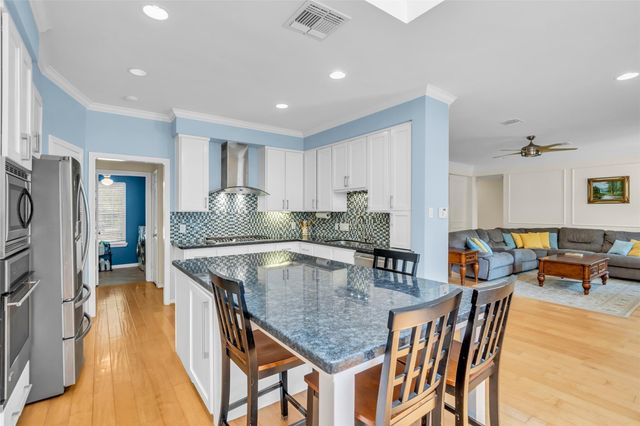98 Winding Creek Place, The Woodlands, TX 77381